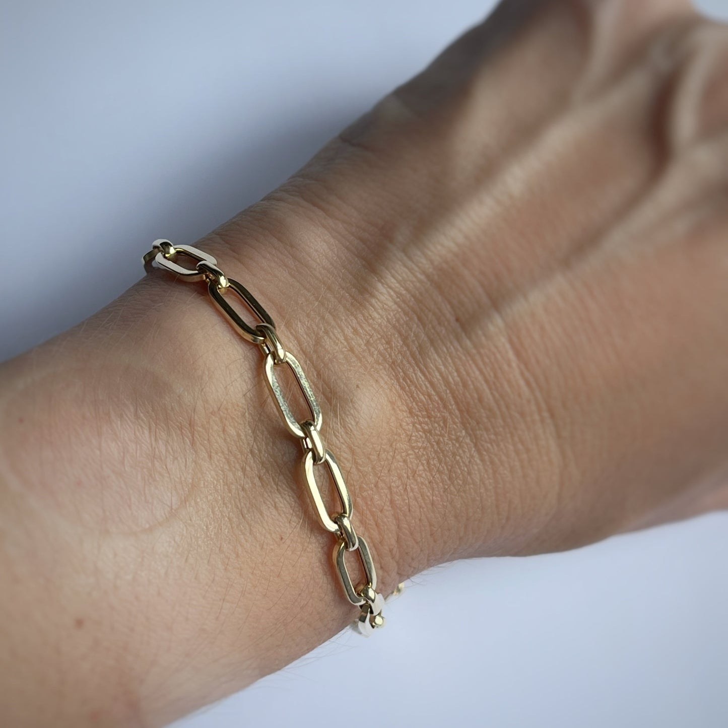 Pulsera de cadena ovalada estilo paper clip en oro amarillo 10k