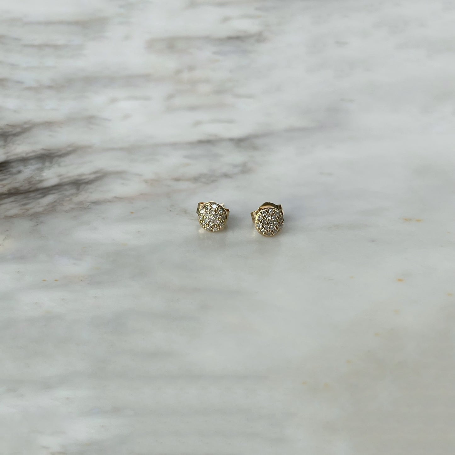 Aretes de mini círculo en oro amarillo 14K con diamantes 0.07ctw