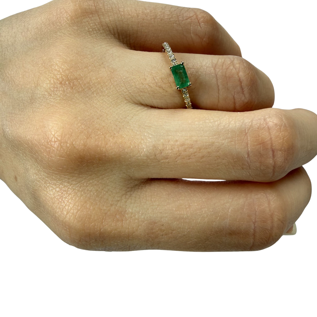 Anillo en oro amarillo 10K con esmeralda rectangular y diamantes 0.15ctw