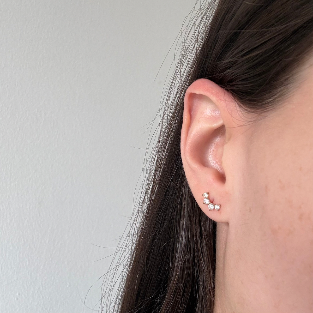Arete cuatro circones redondos en oro amarillo 14k