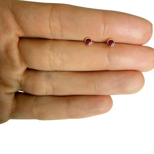 Aretes en oro amarillo 14k con circón fucsia biselado borde fino con tope rosca