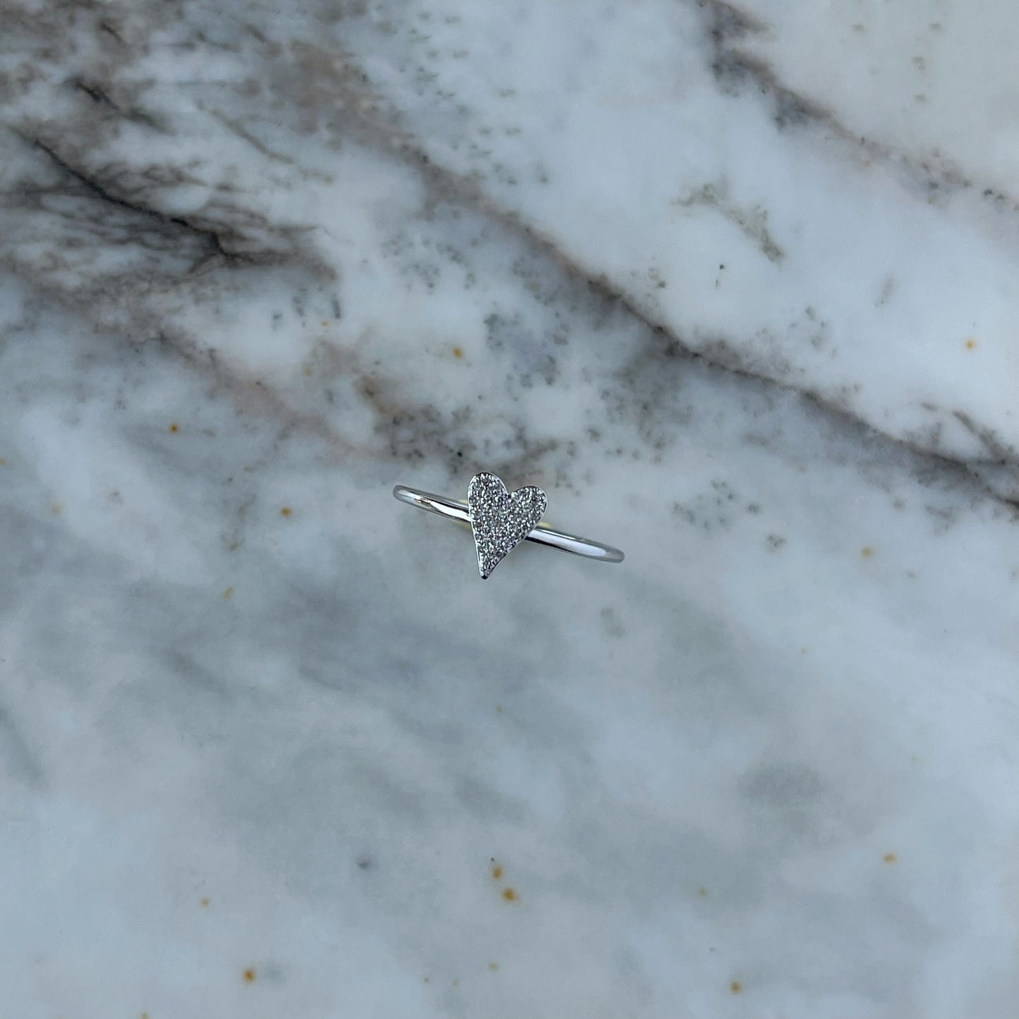 Anillo en oro blanco 10k con corazón de diamantes 0.10ctw