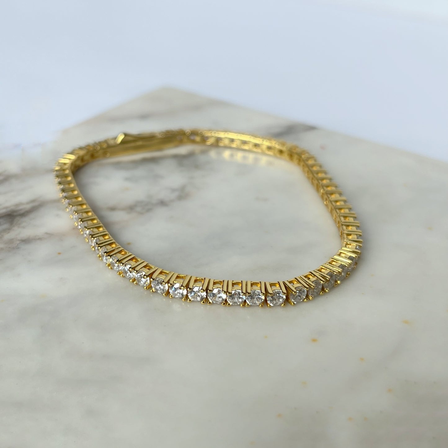 Pulsera tipo tenis en plata con baño de oro amarillo y circonitas 4ctw