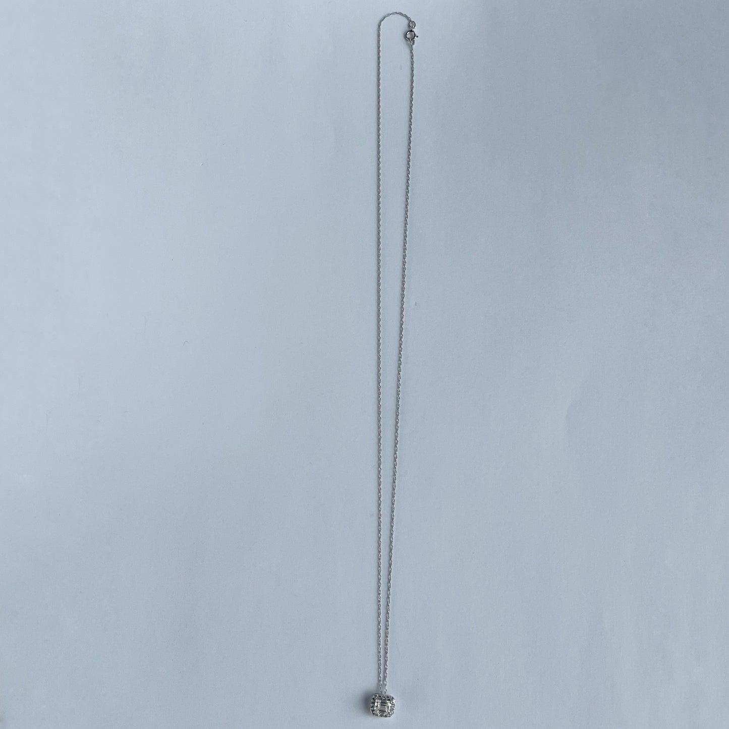 Collar de oro blanco 14k con dije de diamante de laboratorio corte esmeralda y halo de diamantes 0.50ctw