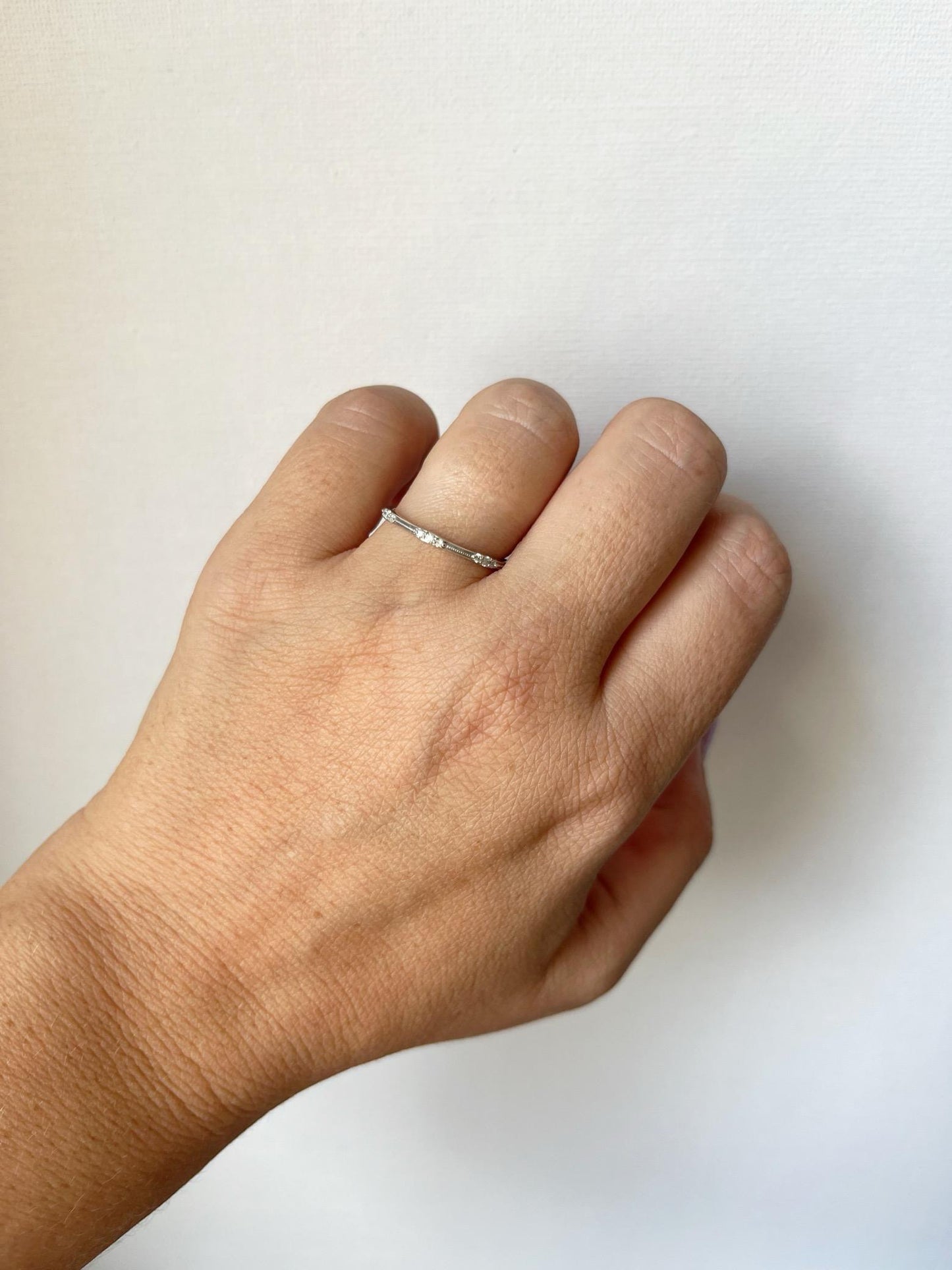 Anillo en oro blanco 14k con grupitos de diamantes 0.15ctw