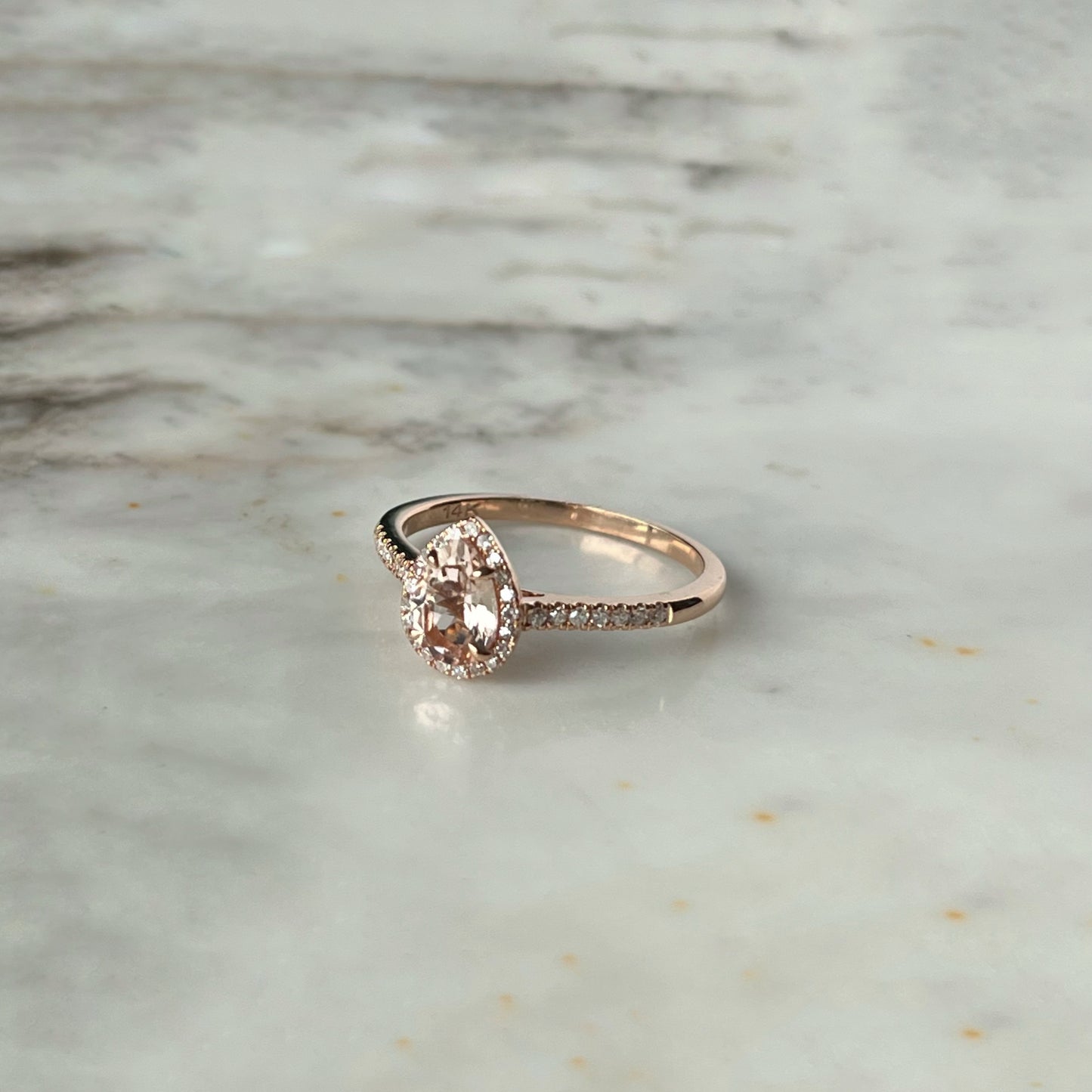 Anillo en oro rosa 14k con morganita pera 0.60ct y diamantes 0.16ctw