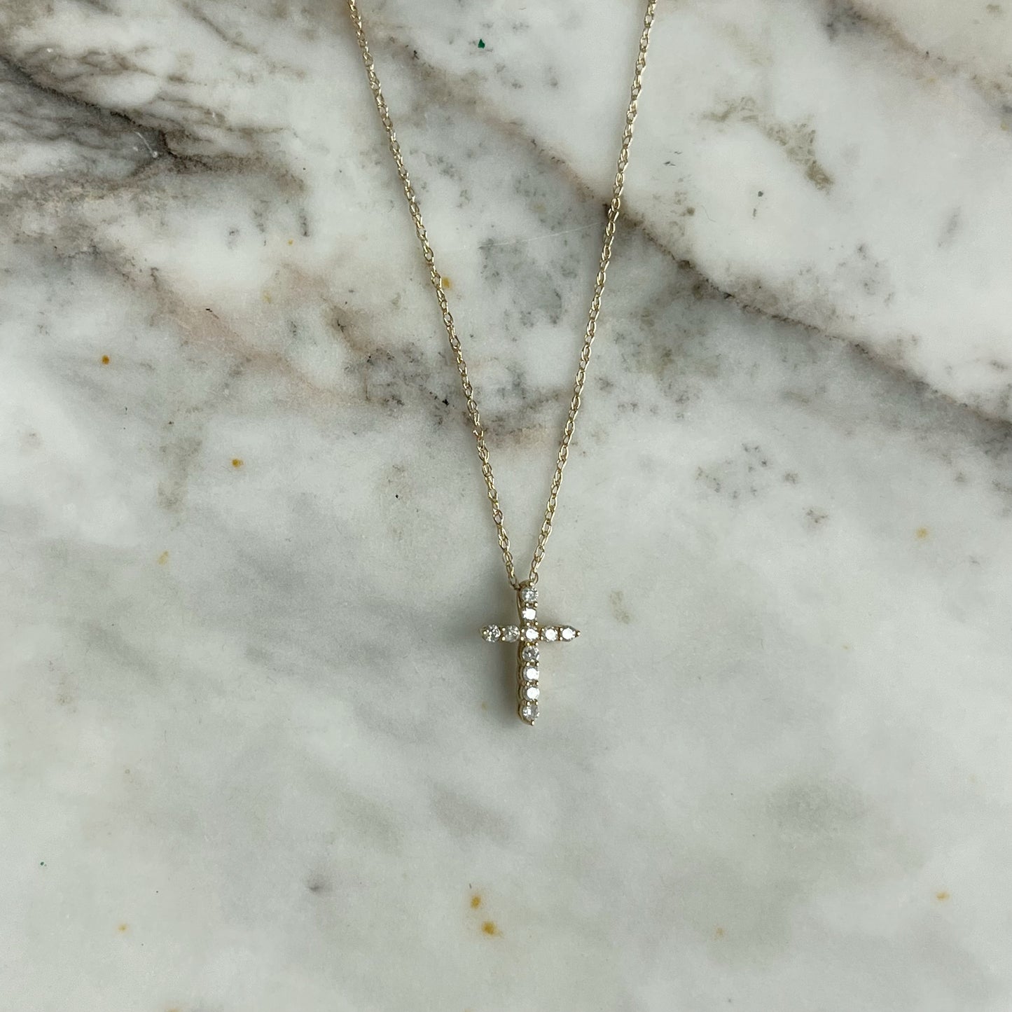 Cadena de oro amarillo 14k con cruz de diamantes 0.09ctw