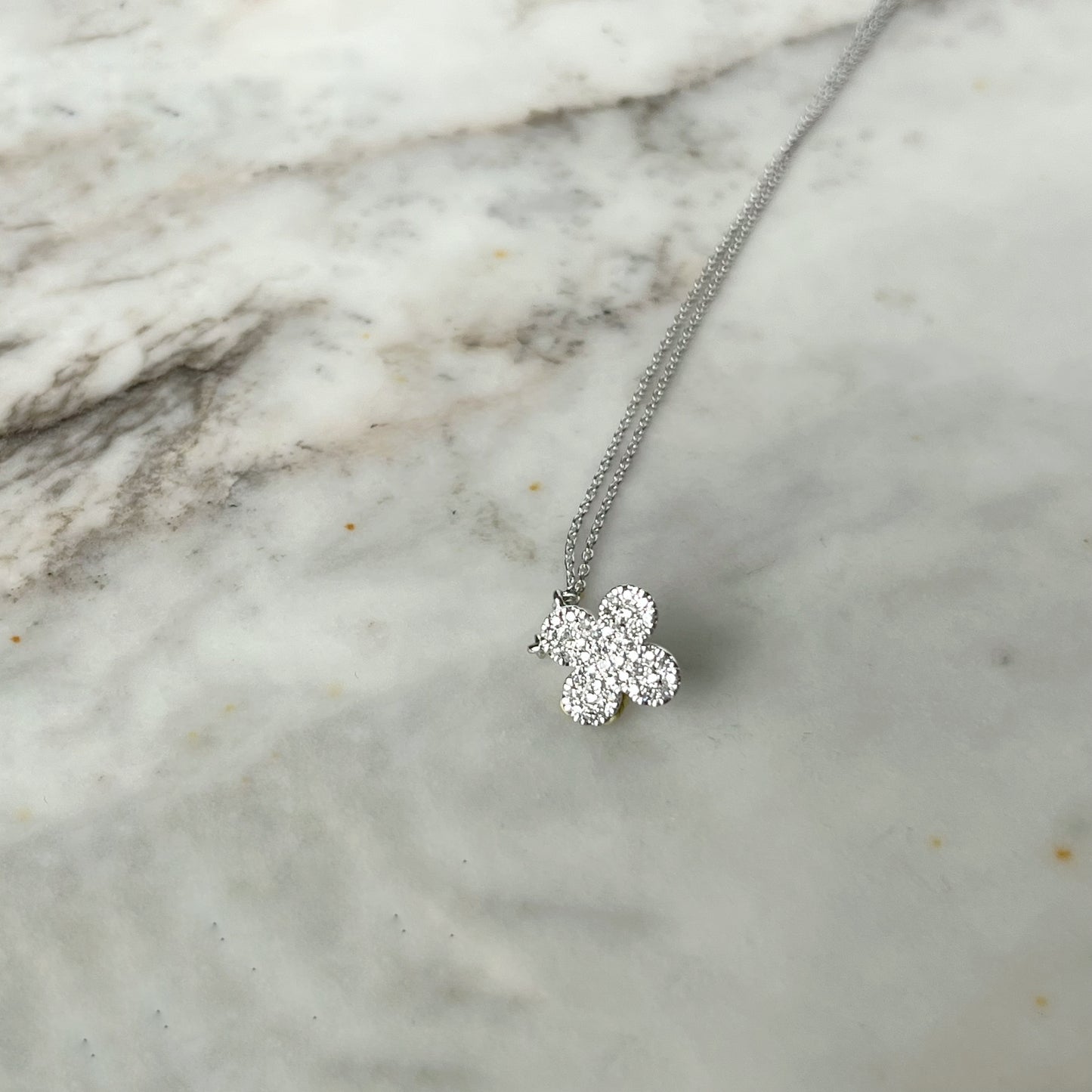 Collar en oro blanco 10k con flor de diamantes 0.12ctw
