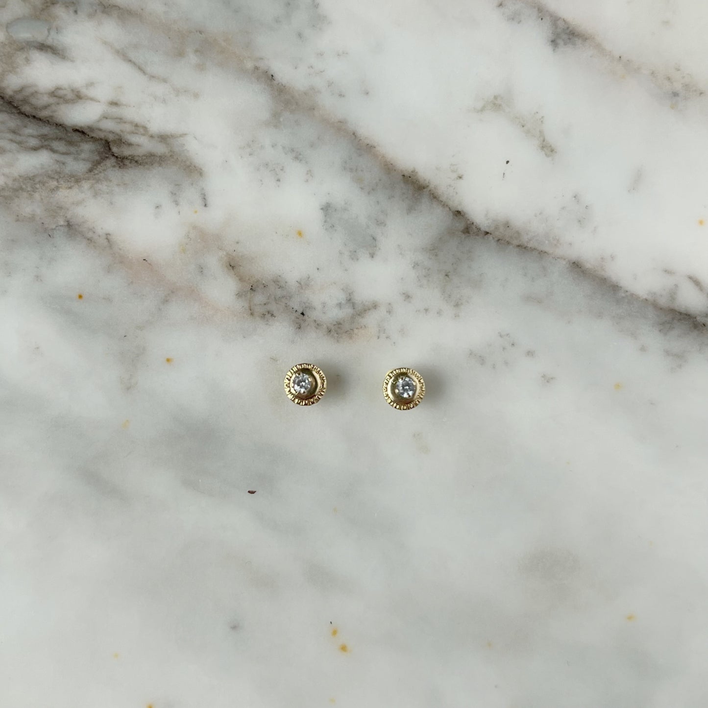Aretes oro amarillo 14k con circonita blanca de 2mm con broche rosca