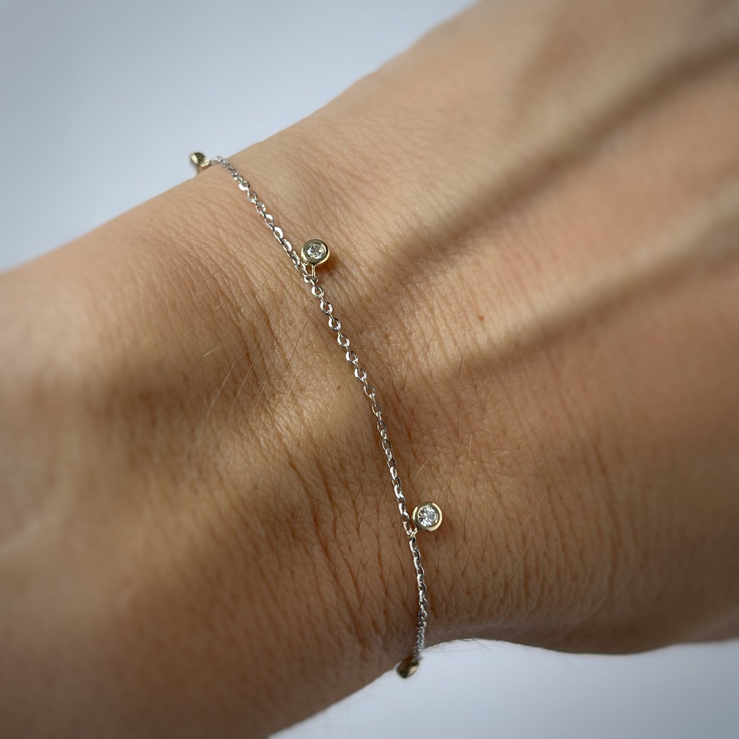 Pulsera en oro blanco y amarillo 14k con diamantes colgantes 0.11ctw