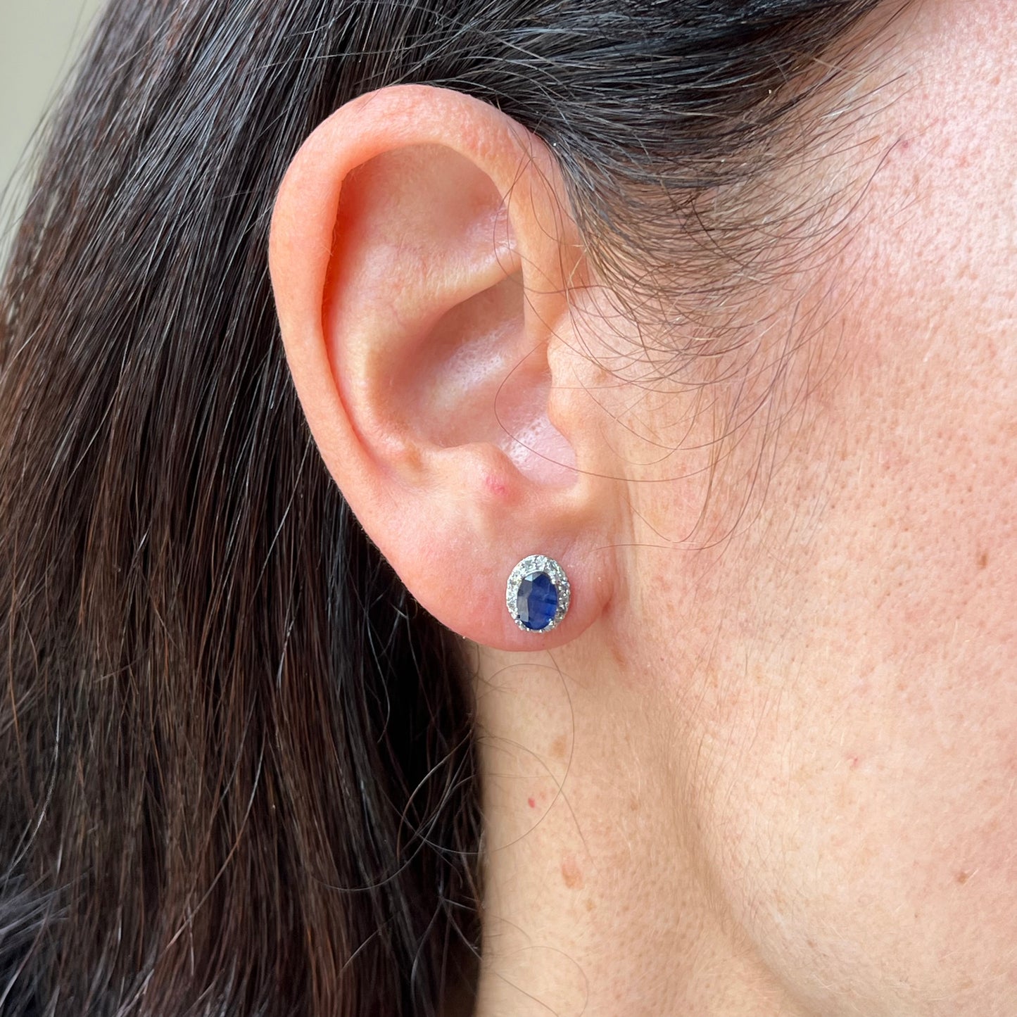 Aretes ovalados en oro blanco 10k con diamantes 0.15ctw en zafiro