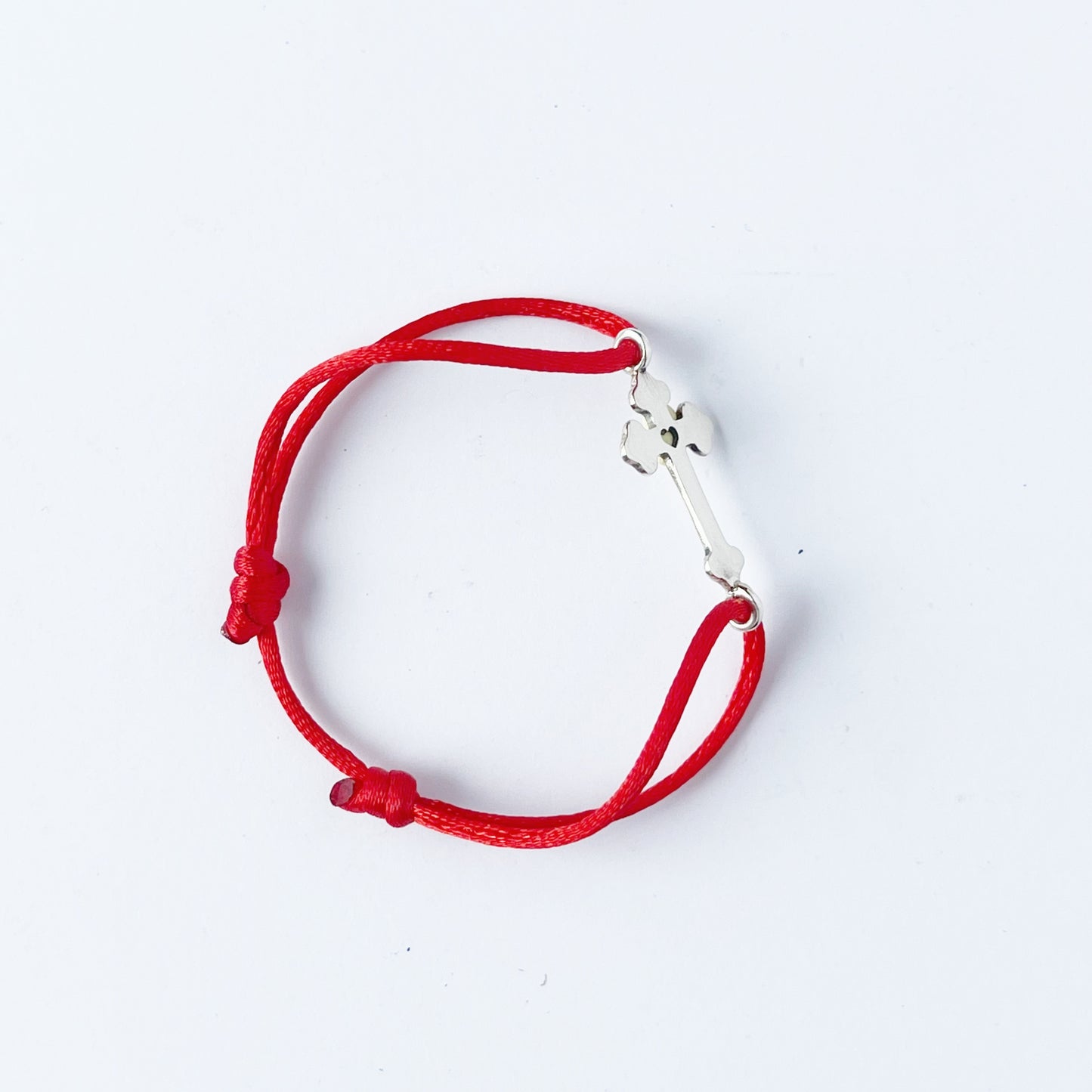 Pulsera de cordón con cruz de plata y corazoncito calado