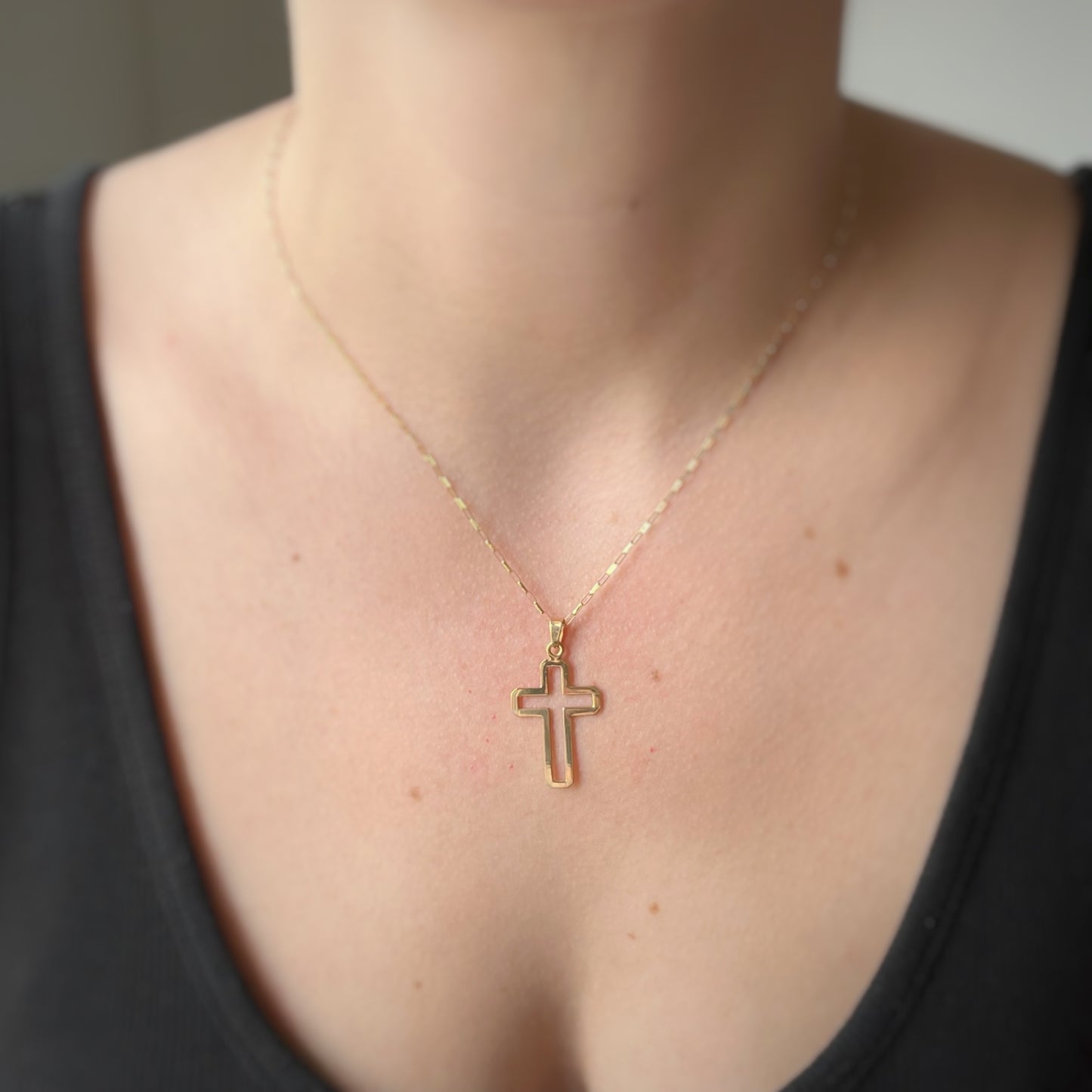 Dije con cruz de oro 18k mediana con puntas redondeadas