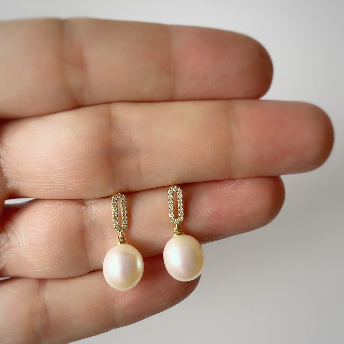 Aretes en oro amarillo 14k con óvalo de diamantes 0.10ctw y perla colgante