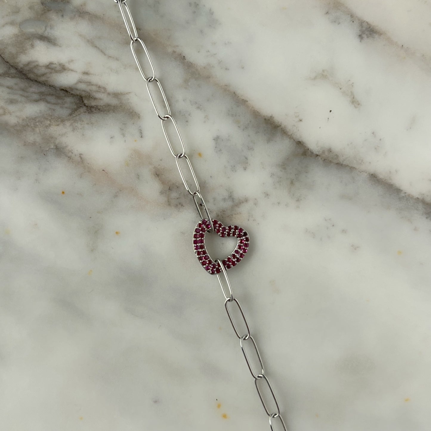 Pulsera paperclip en oro blanco 18K con dije de corazón y rubíes 0.24ctw