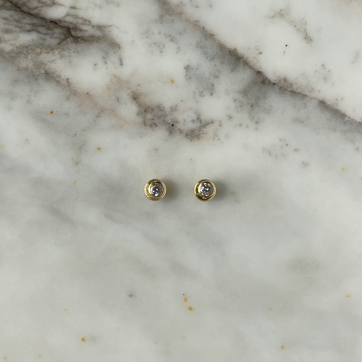 Aretes en oro amarillo de 18k con circonita biselada de 3mm con broche rosca