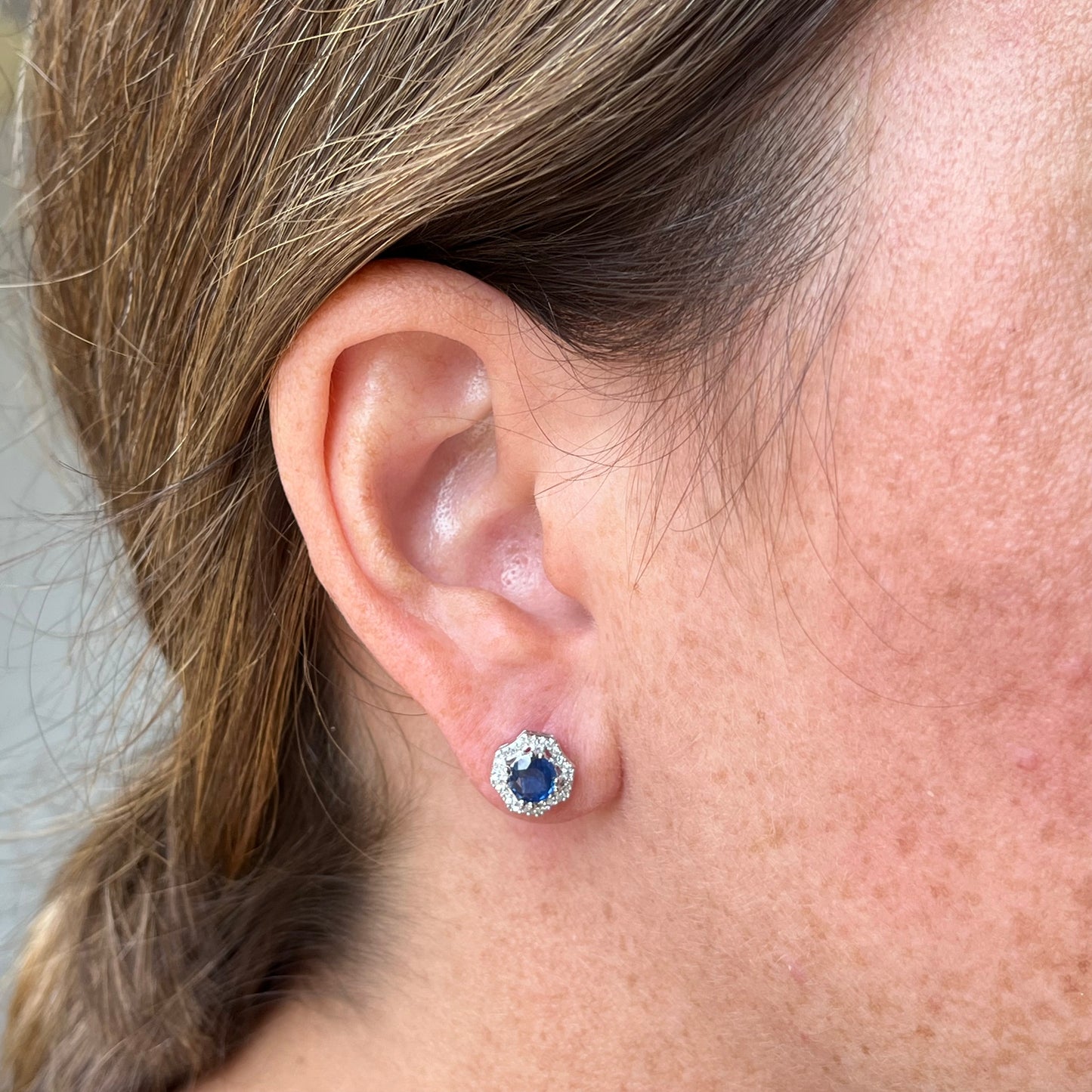 Aretes en oro blanco 10k octagonales con zafiro y diamantes 0.12ctw