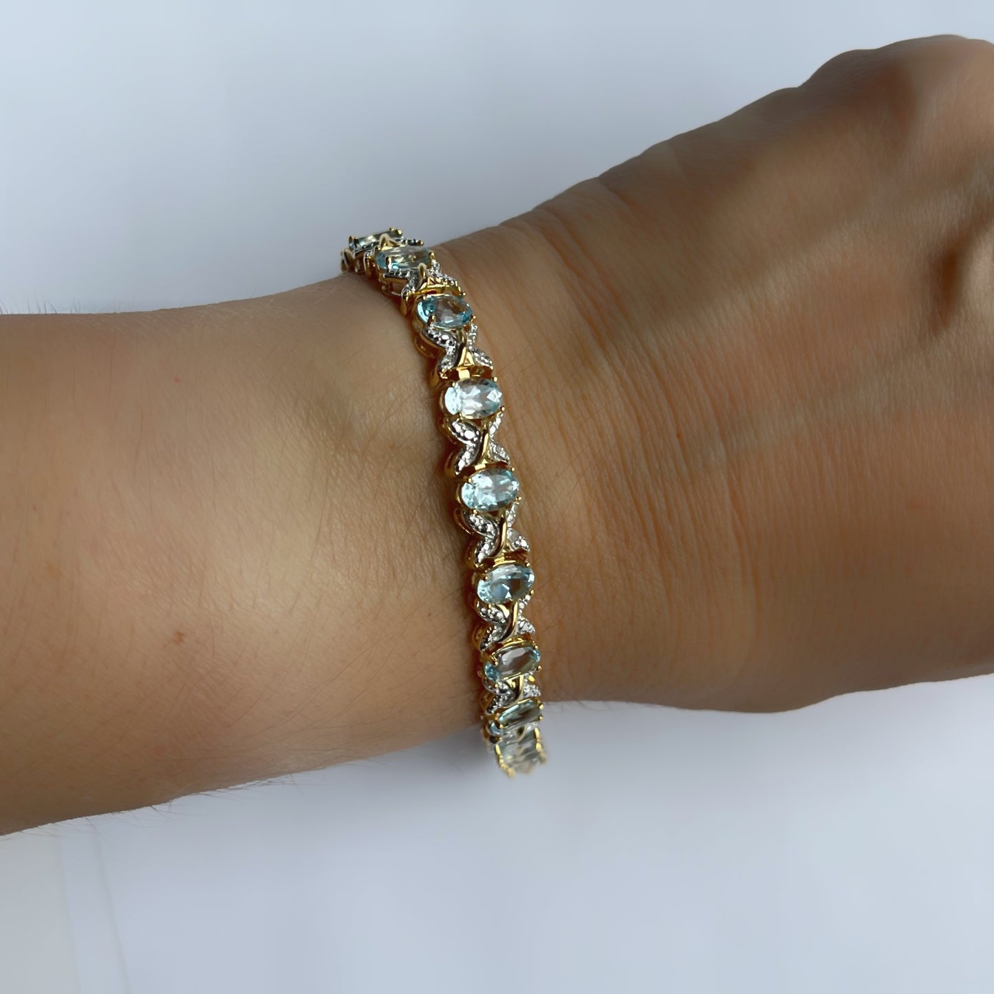 Pulsera de plata con baño de oro con topacios azules ovalados