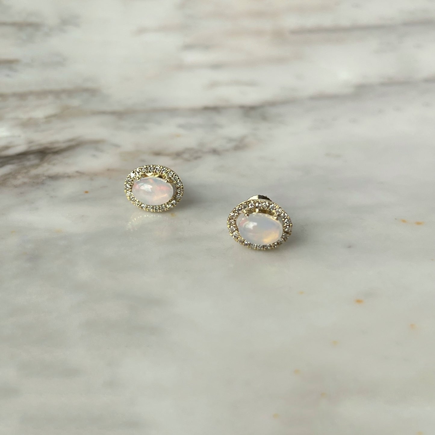 Aretes en oro amarillo 10k con ópalos ovalados y halo de diamantes 0.15ctw
