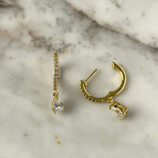 Huggies en plata con baño de oro amarillo con circonitas y circonita colgante en forma de gota