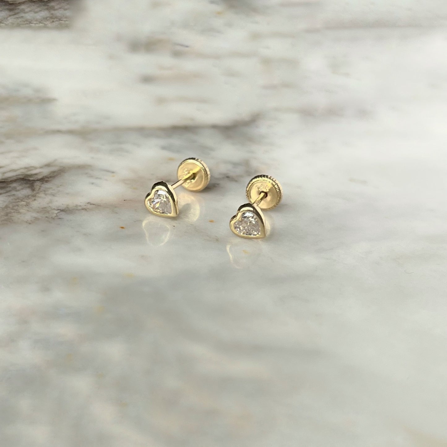 Aretes en oro amarillo 14k circonita blanca de corazón con bisel con broche rosca
