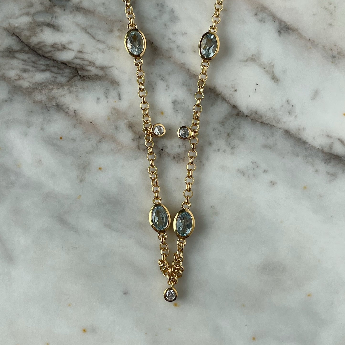 Collar en plata con baño de oro amarillo de aquamarinas 3.50ctw y circones blancos
