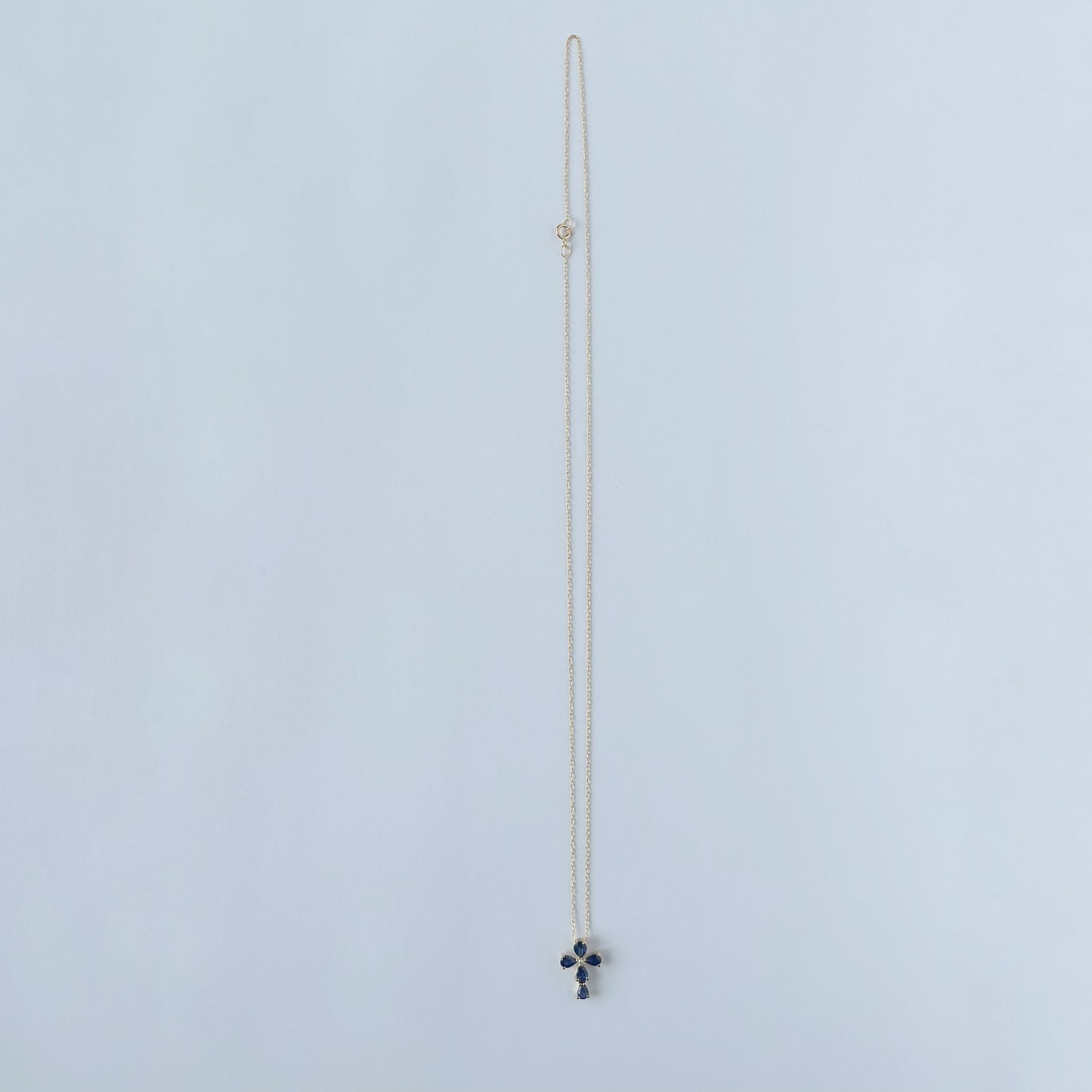 Collar con cruz en oro amarillo 14k con zafiros y diamante