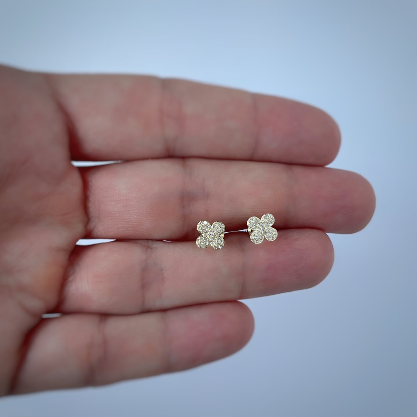 Aretes en oro amarillo 10k en forma de flor cuatro pétalos con diamantes 0.15ctw