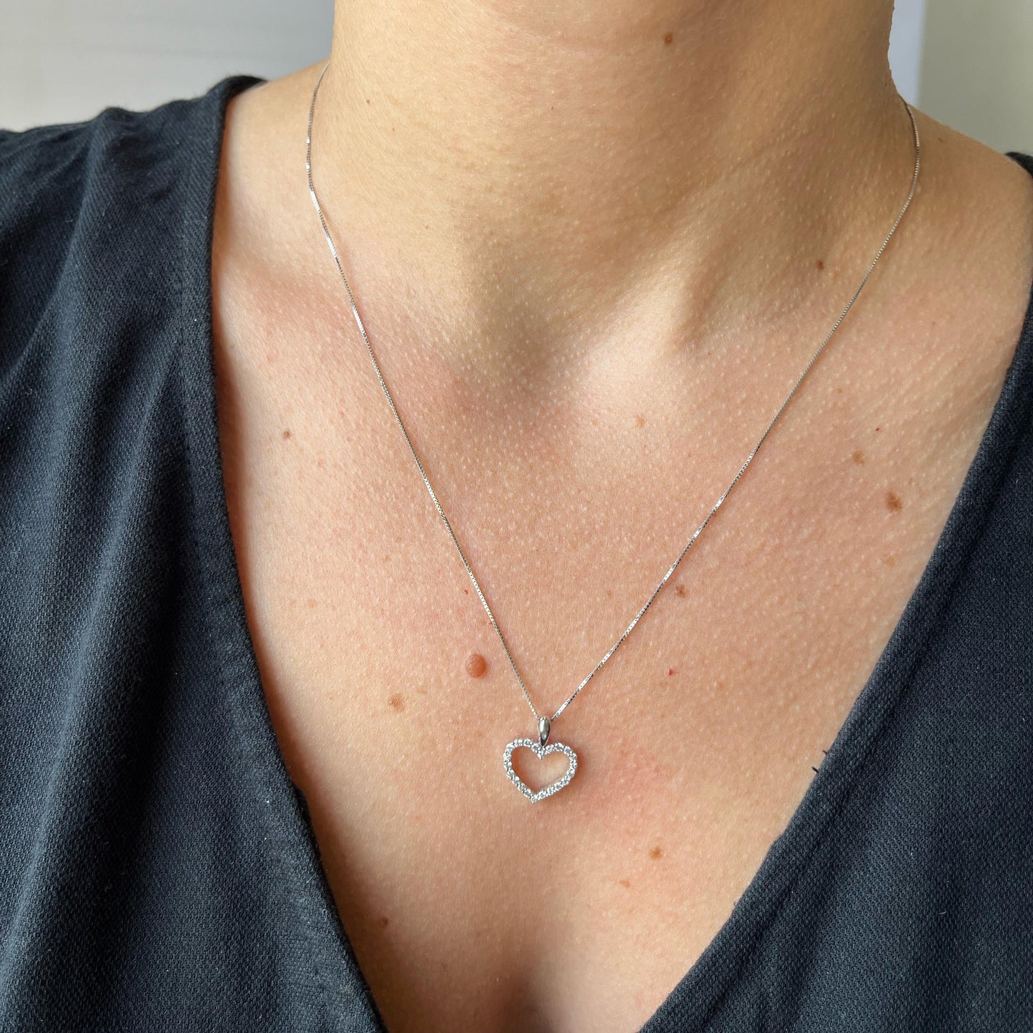 Dije de corazón delineado en oro blanco 14k y diamantes 0.25ctw