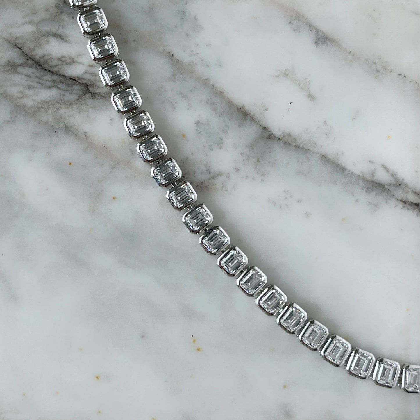 Pulsera tipo tenis con circonitas corte esmeralda biseladas 12ctw