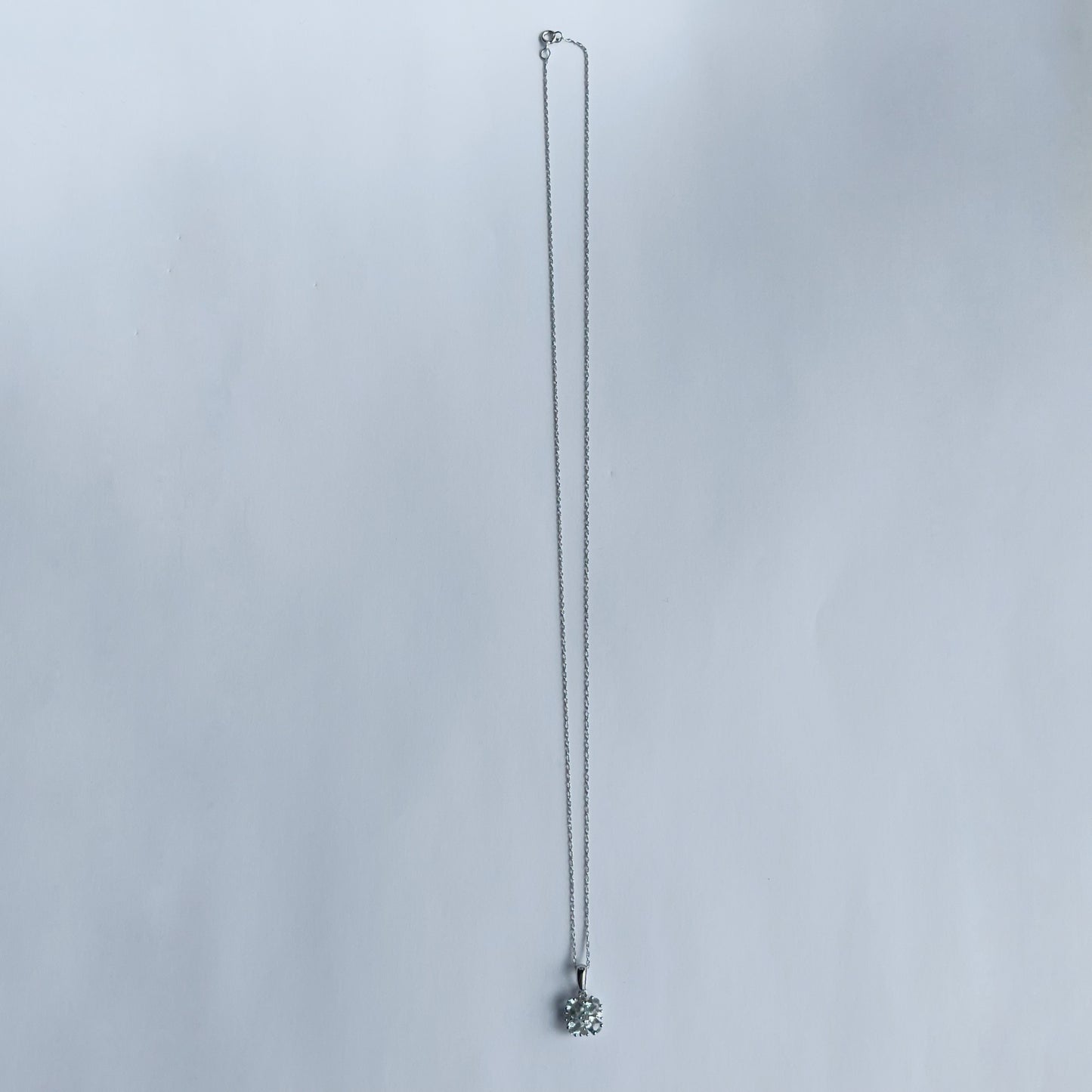 Collar en oro blanco 10k con flor de aquamarina y diamantes 0.06ct