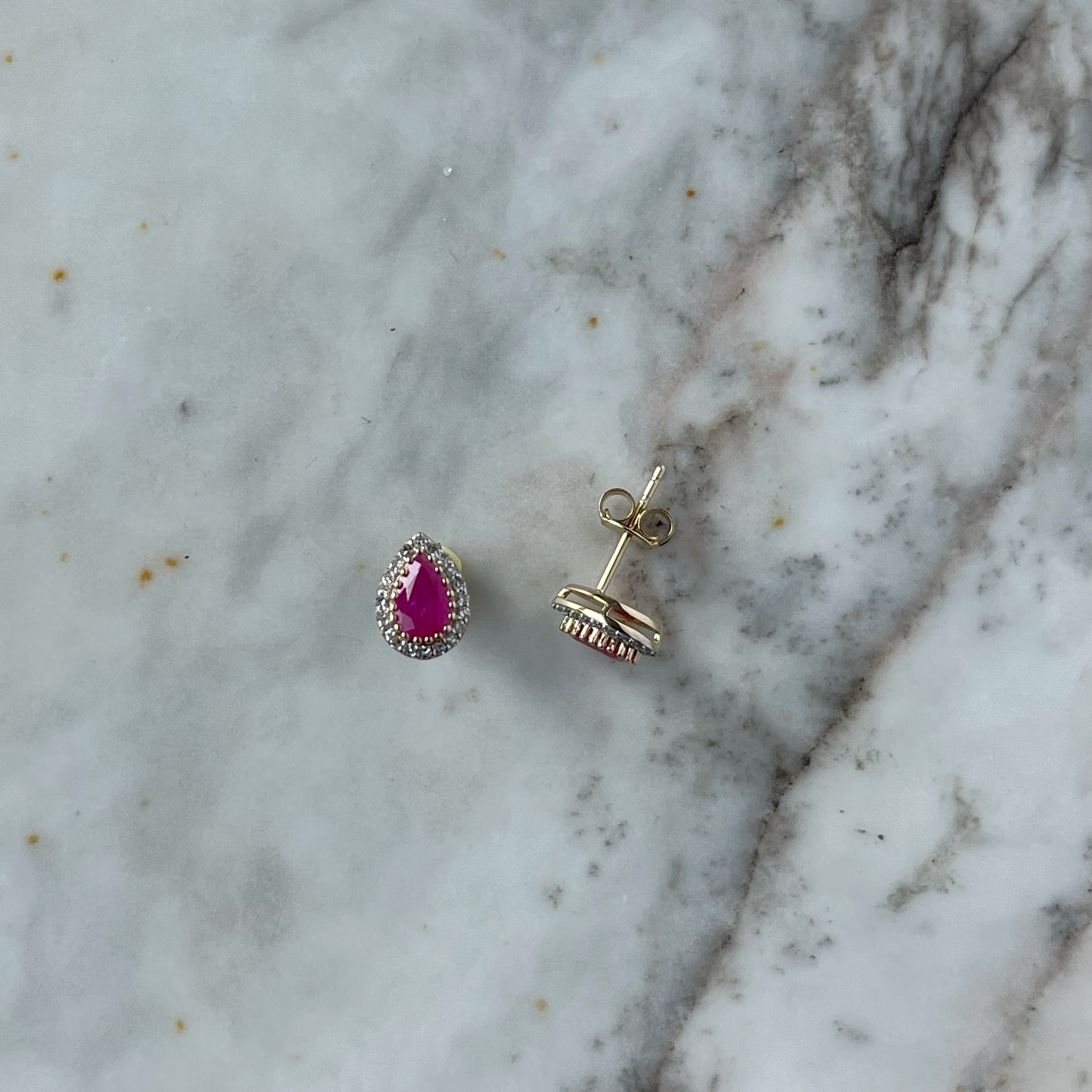 Aretes en forma de gota en oro amarillo 14k con Rubí y halo de diamantes .20ctw