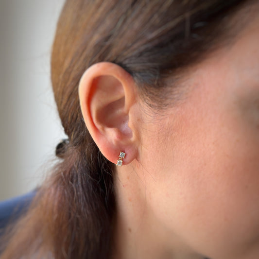 Aretes en oro amarillo de 14K con doble circonita colgante con tope rosca