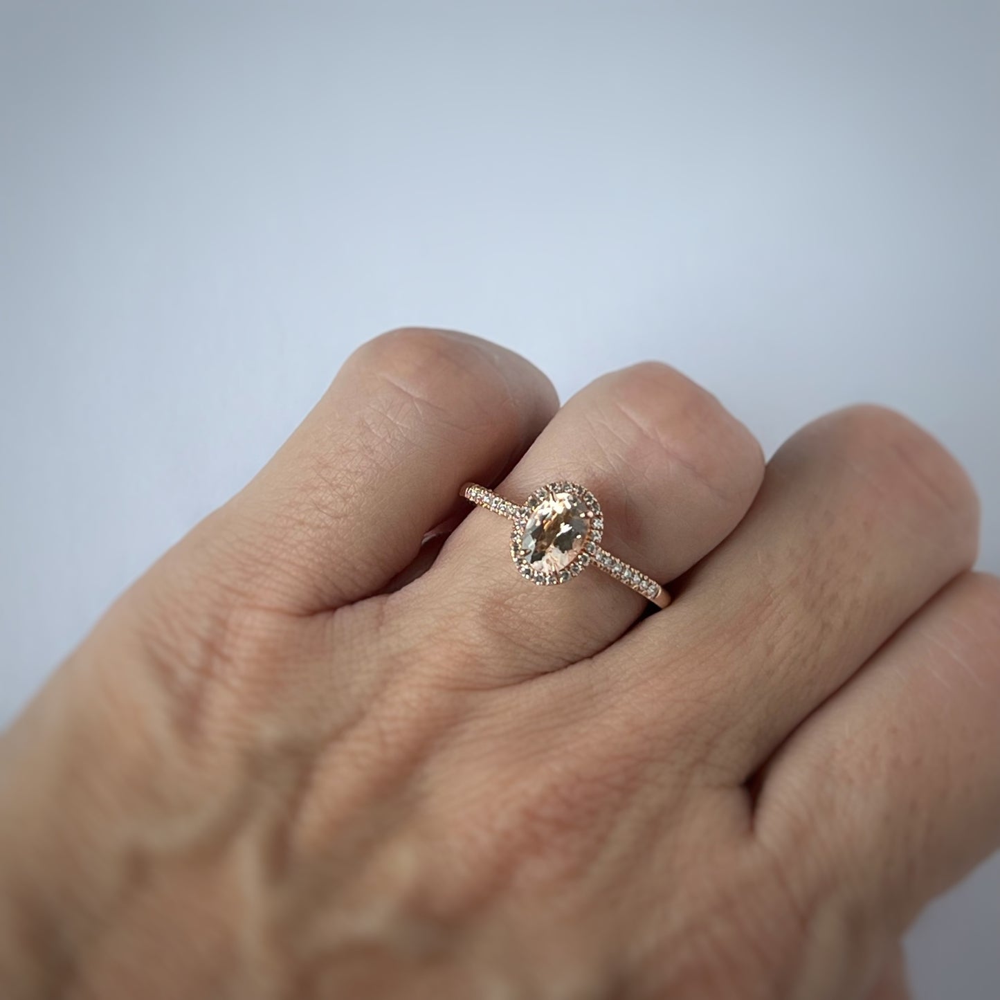 Anillo en oro rosa 14k con morganita ovalada 0.70ct y diamantes 0.16ctw
