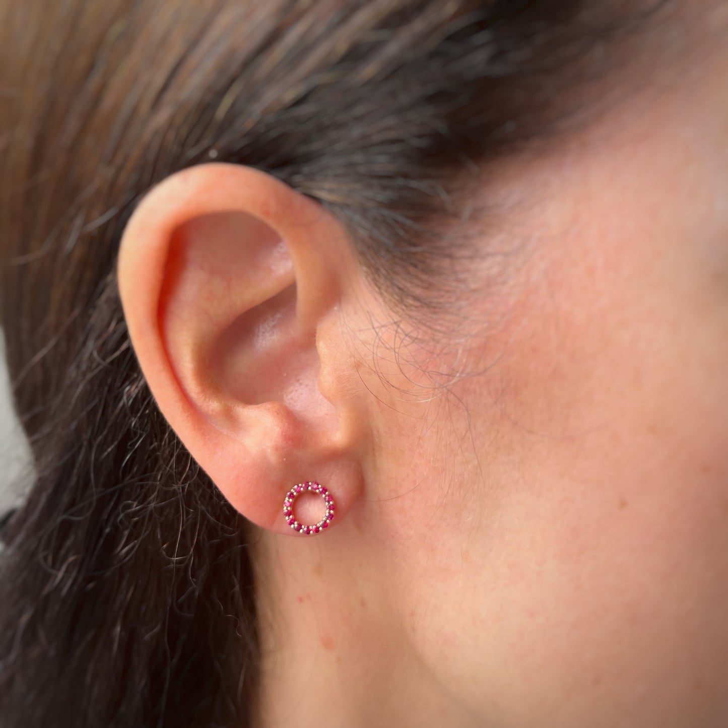 Aretes de círculos de rubíes en oro amarillo 10k con tope rosca