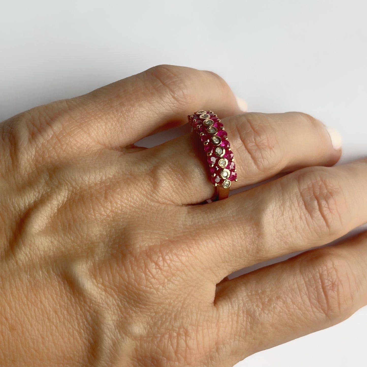 Anillo de plata con baño de oro de tres filas con rubíes y diamantes 0.10ct