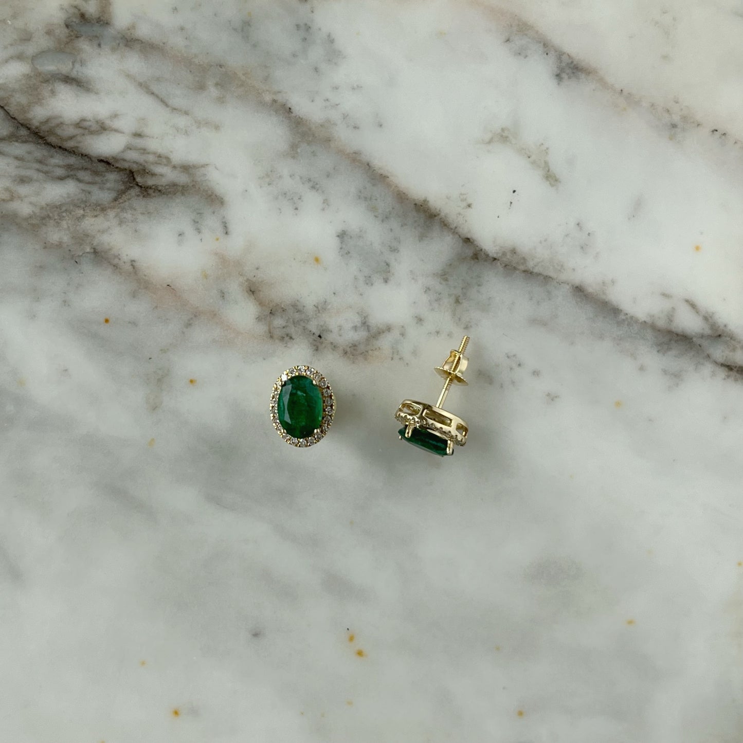 Aretes en oro amarillo 14k con esmeralda y halo de diamantes 0.20ctw y tope de tornillo