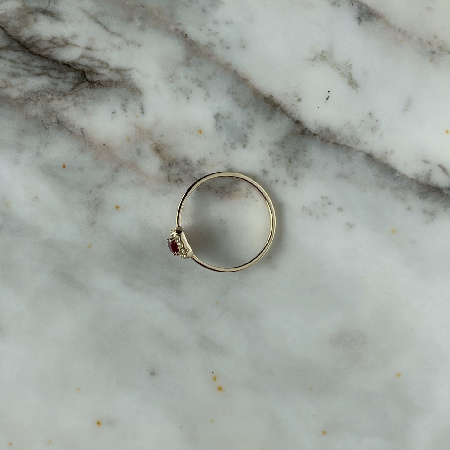 Anillo en oro amarillo 14k con rubí rectangular y halo de diamantes 0.10ctw
