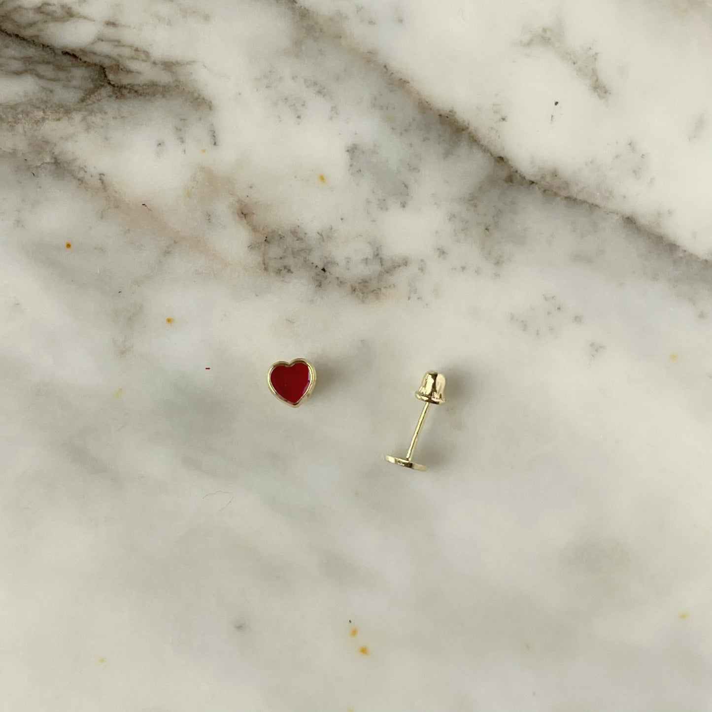 Aretes en oro amarillo 14k con corazones esmaltados morados con broche rosca
