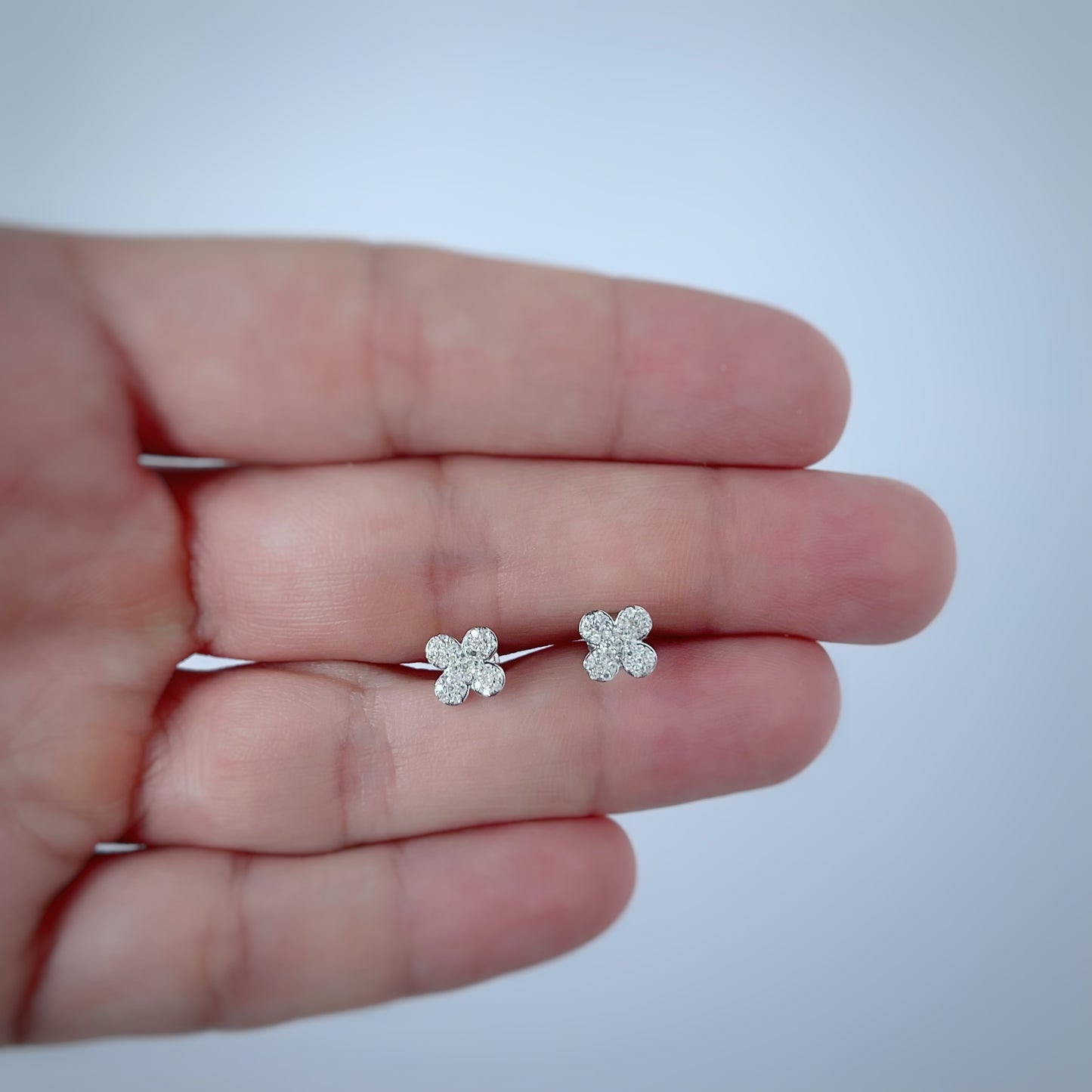 Aretes en oro blanco 10k en forma de flor cuatro pétalos con diamantes 0.15ctw