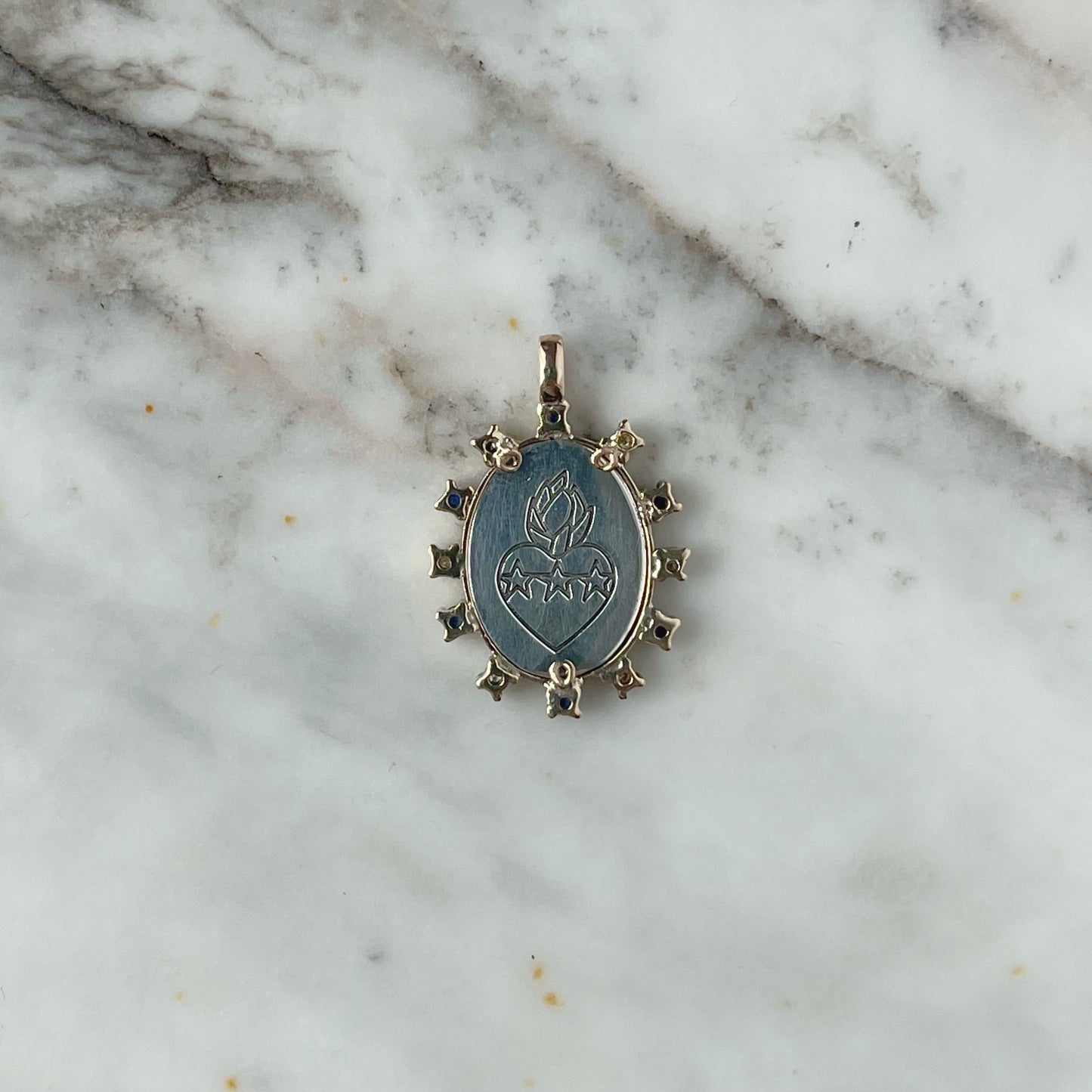 Dije escapulario de virgen repujado y sagrado corazón en plata y oro de 14k con zafiros y diamantes