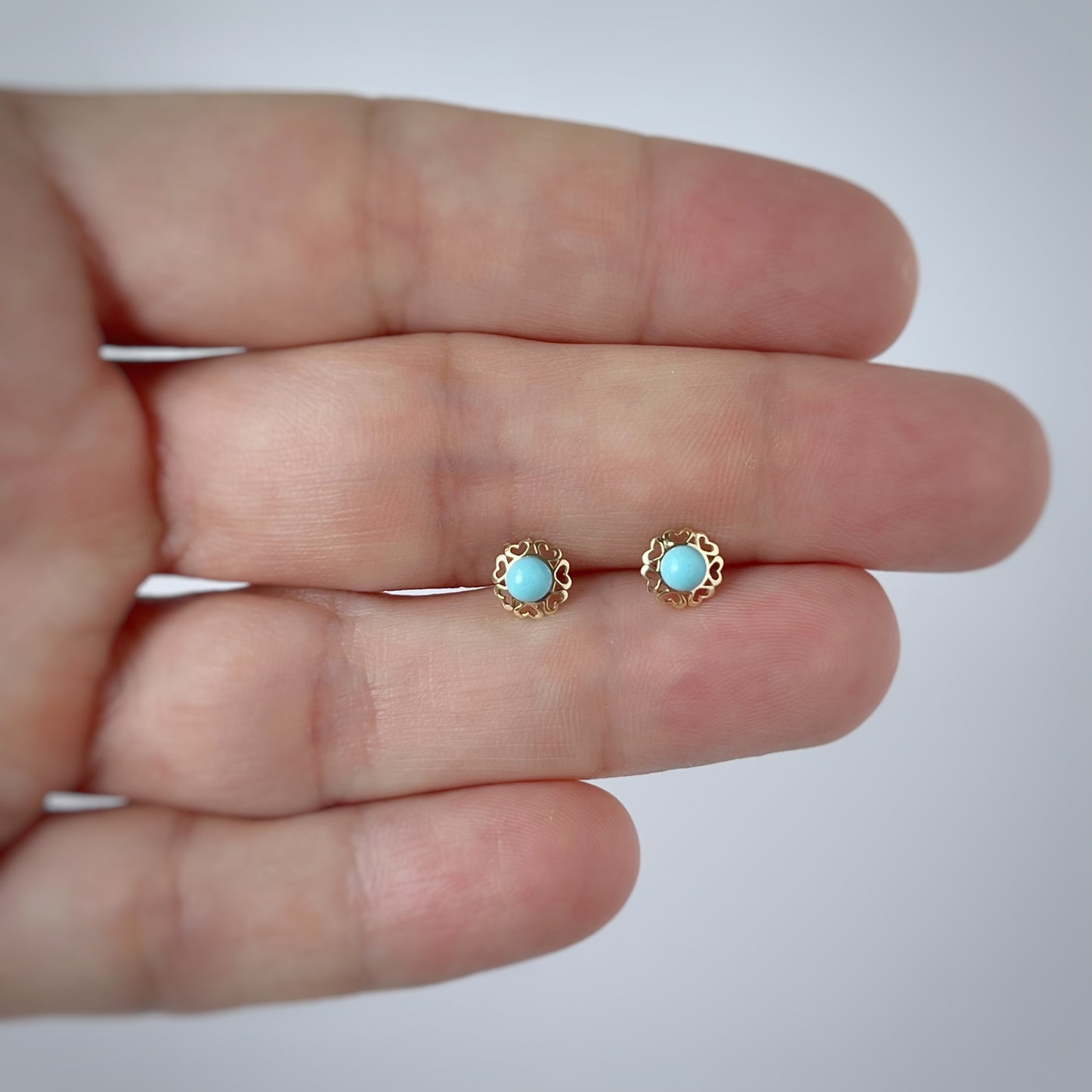 Aretes en oro amarillo 14k con turquesa y con borde de corazones con broche rosca