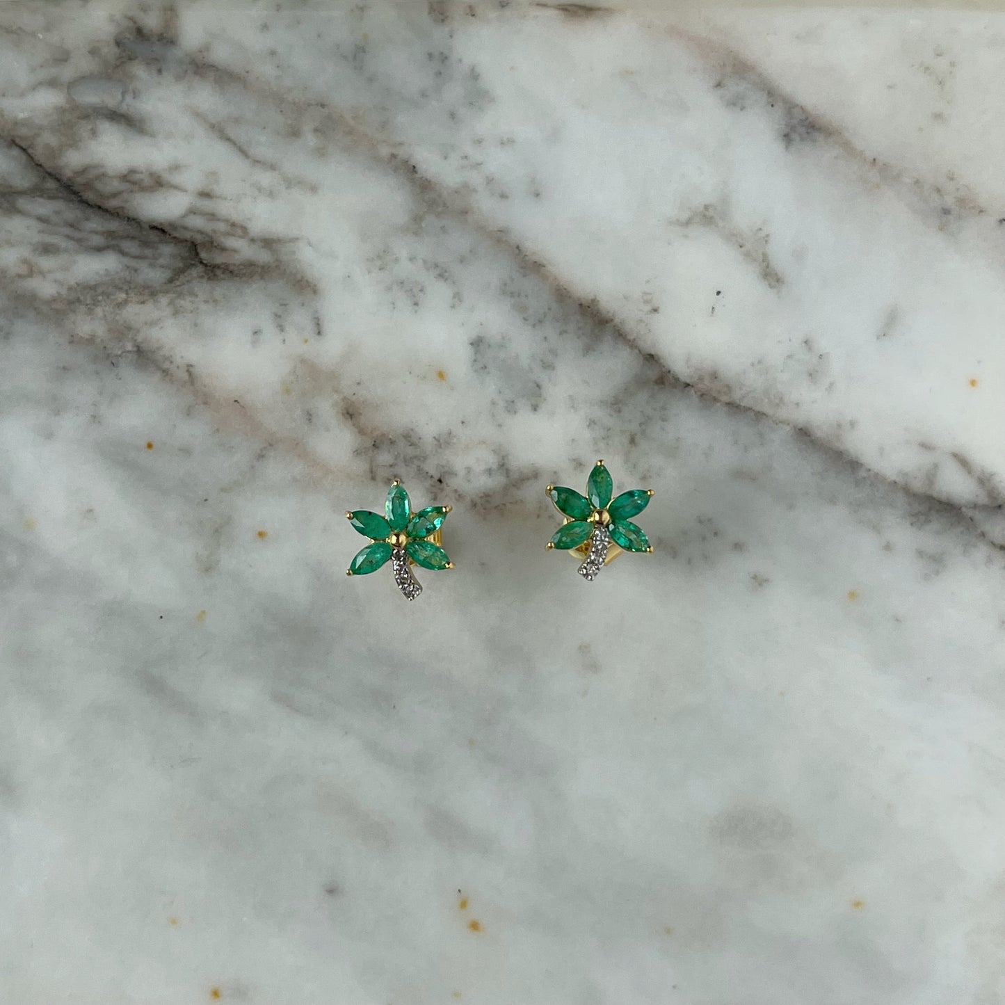 Aretes en oro amarillo 10k con hojitas de esmeralda y diamantes