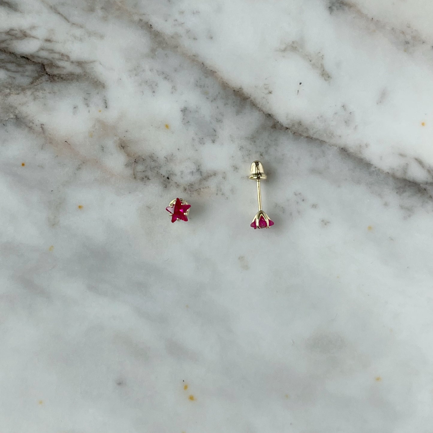 Aretes en oro amarillo 14k estrellas de circonitas rojas con broche rosca
