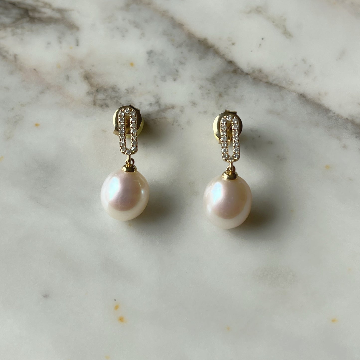Aretes en oro amarillo 14k con óvalo de diamantes 0.10ctw y perla colgante