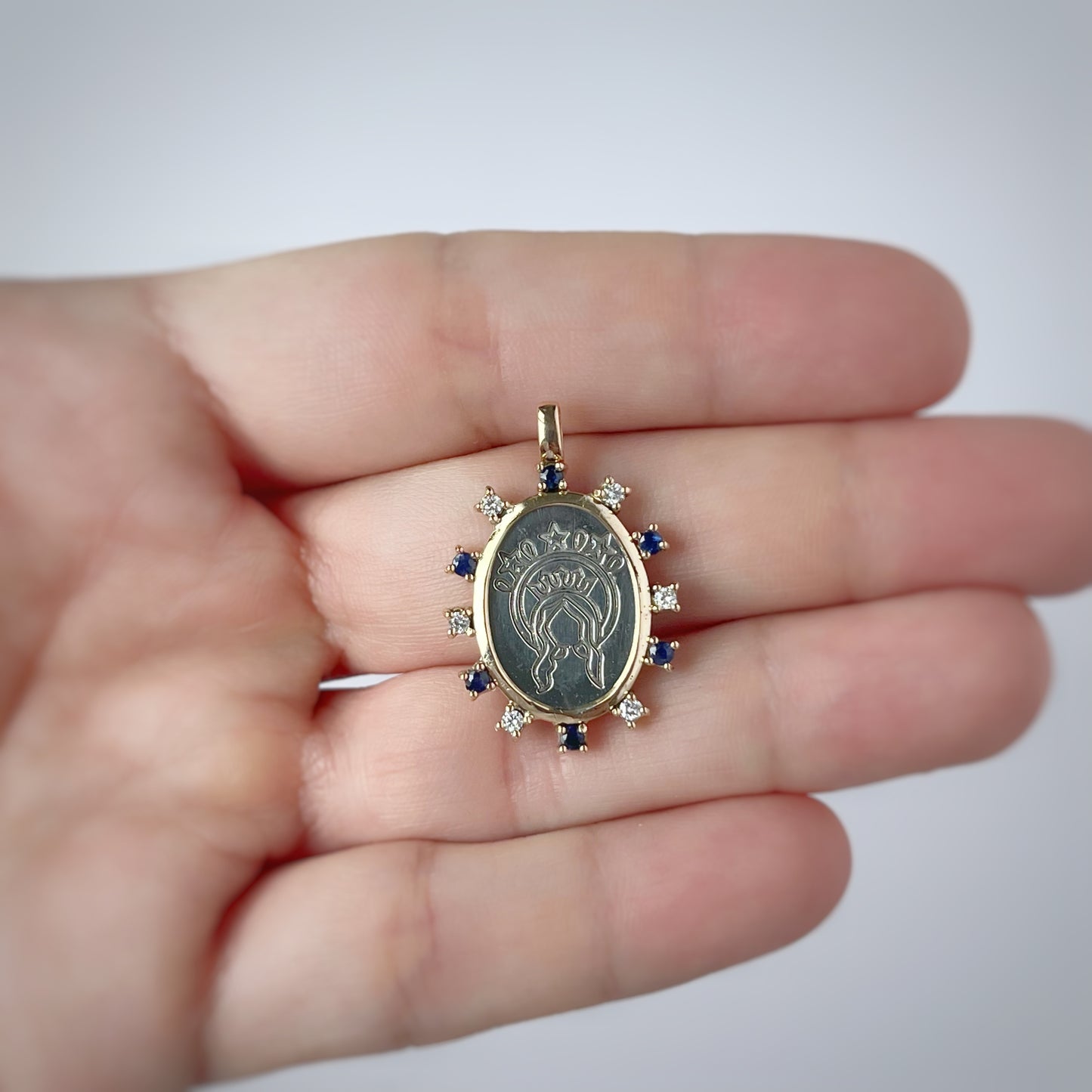 Dije escapulario de virgen repujado y sagrado corazón en plata y oro de 14k con zafiros y diamantes