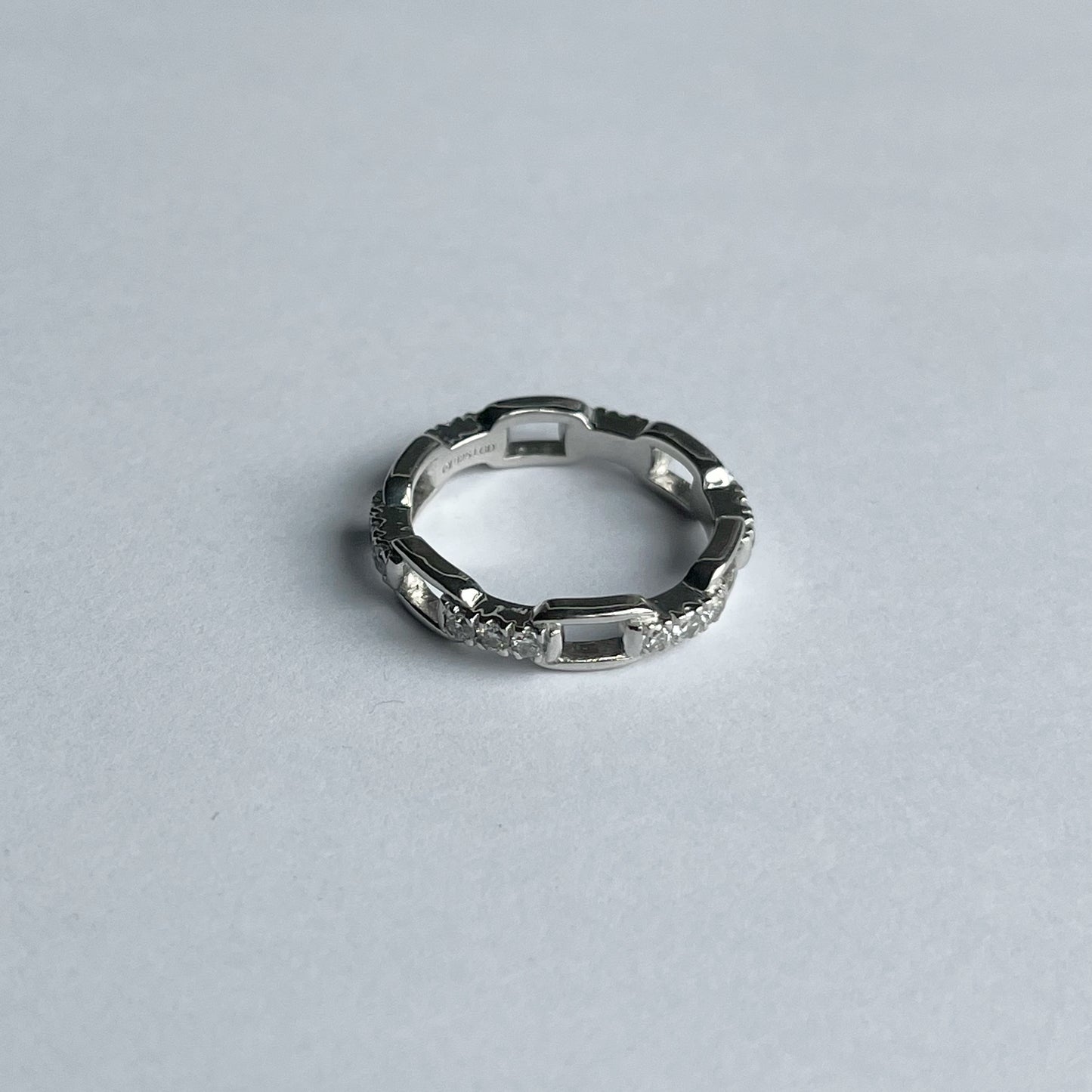 Anillo de plata en forma de eslabones con diamantes de laboratorio 0.54ct