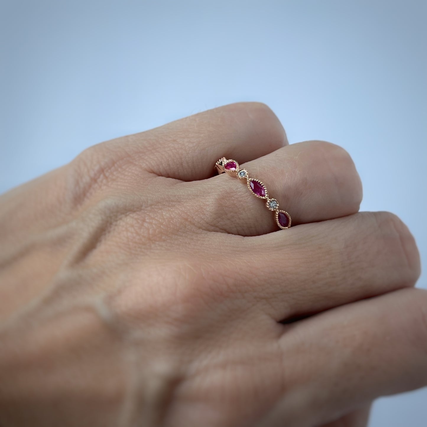 Anillo en oro rosa 14k con rubí y diamantes 0.05ctw