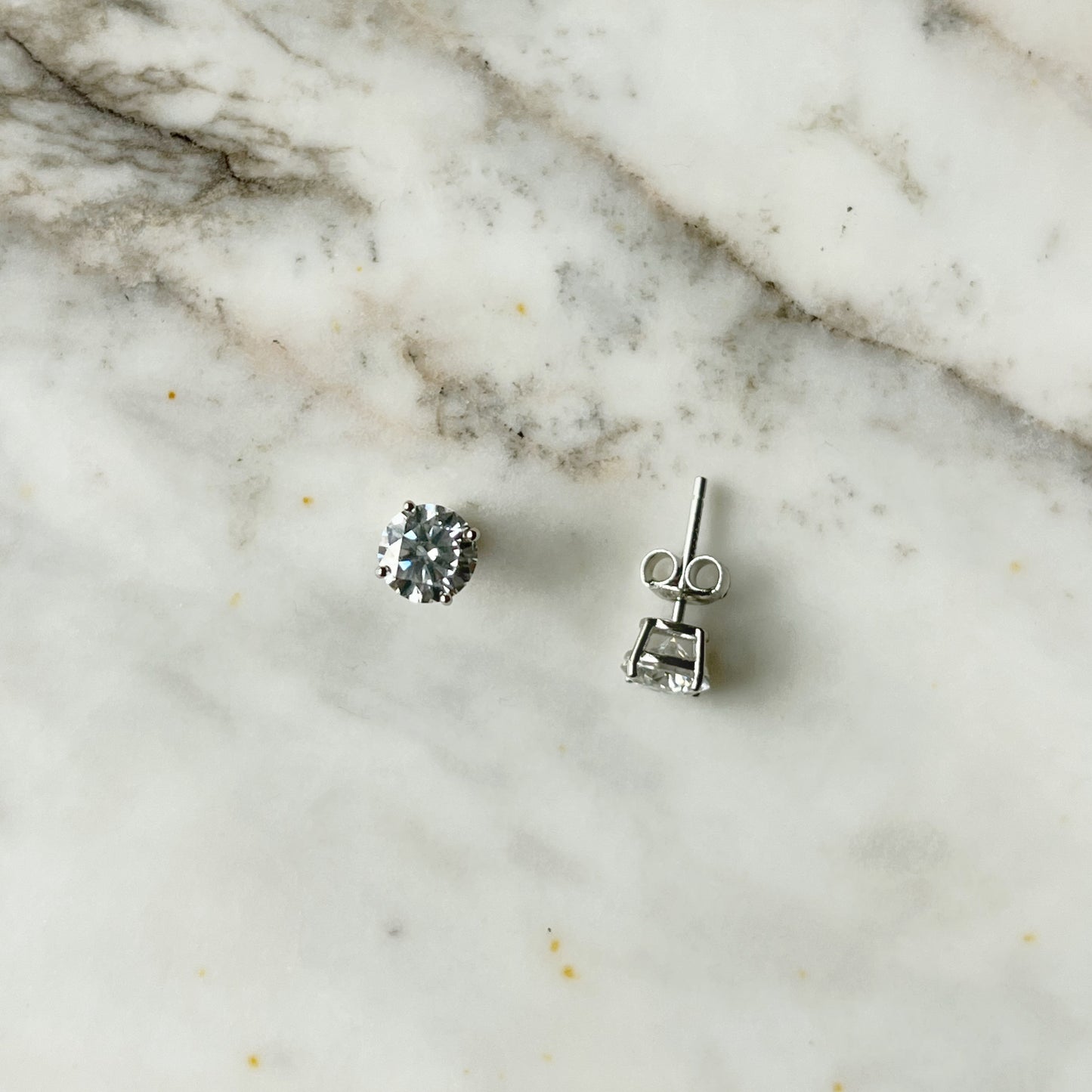 Aretes de plata con moissanita de 2ctw