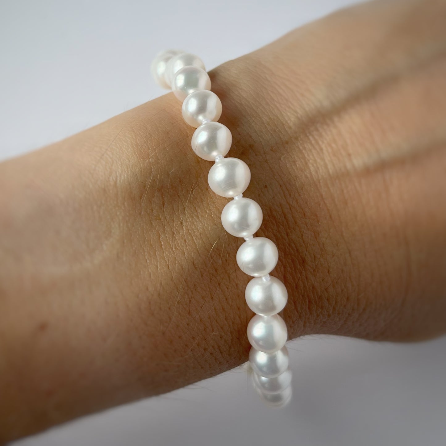 Pulsera de perlas con broche de oro amarillo 14k